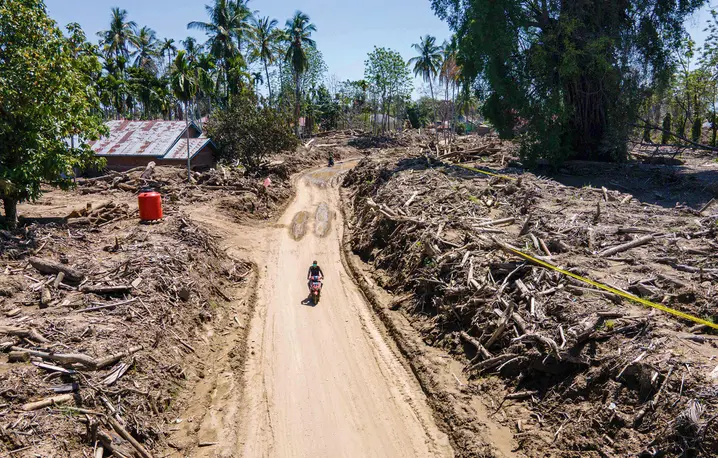 Prowincja Aceh w Indonezji wciąż czeka na pomoc. Od tragicznych powodzi i monsunu z końca ubiegłego roku minęły miesiące, a około 32 tys. ocalałych nadal koczuje w namiotach bez stałego schronienia. W regionie, gdzie zginęło ponad tysiąc osób, narasta frustracja rodzin spowodowana opieszałością władz i brakiem szans na szybki powrót do domów, 22 lutego 2026 r. Fot. CHAIDEER MAHYUDDIN/AFP/east news