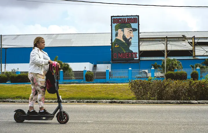 Socjalizm albo śmierć – głosi plakat z podobizną Fidela Castro na jednej z ulic Hawany, 19 marca 2026 r. fot. Ramon Espinosa/ Associated Press/East News