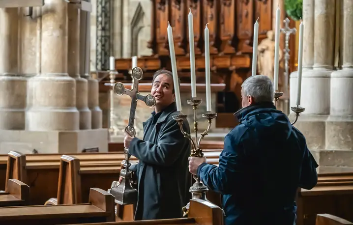 Świeccy mężczyźni przygotowują ołtarz w katedrze św. Szczepana w Wiedniu, 4 grudnia 2024 r. fot. PDerrett/Getty Images