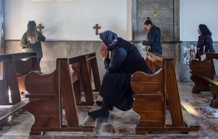 Wielka Sobota w sanktuarium św. Antoniego. Po latach religijnych prześladowań i państwowego ateizmu (1967–1990) miejsce to ponownie stało się centrum religijnym kraju, Laç, 19 kwietnia 2025 r. fot. Gian Marco Benedetto/Getty Images