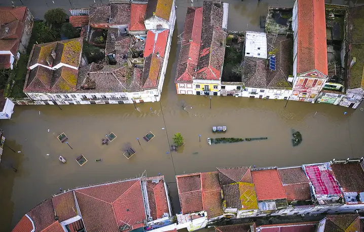  Malownicza miejscowość Ribeira de Santarem ucierpiała, gdy po intensywnych opadach deszczu rzeka Tag wystąpiła z brzegów, 6 lutego 2026 r. fot. Stringer/Anadolu/ Getty Images