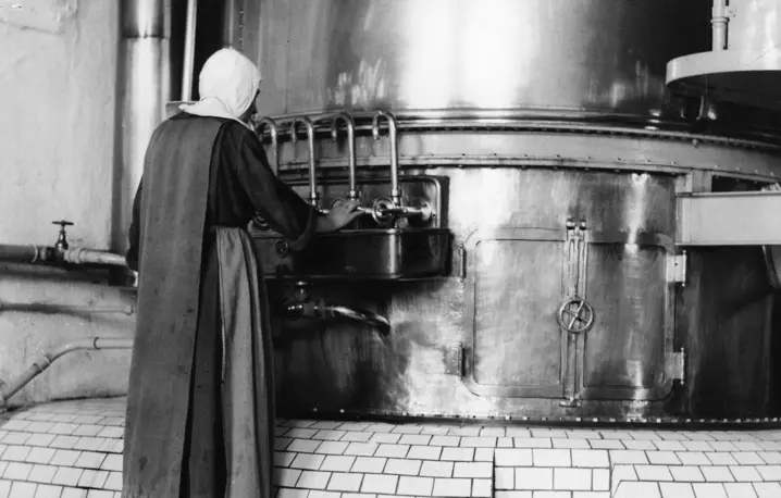 Mnich pracujący przy warzeniu piwa w browarze klasztornym w Bawarii. Historia browarnictwa sięga tam XVII wieku, przetrwała nawet sekularyzację zakonu. Dziś w miejscu klasztoru znajduje się ośrodek religijny i społeczny, ale piwo według tej samej receptury produkowane jest dalej w Mindelheim, Usrberg w Bawarii, 1929 rok fot. A&E Frankl/ullstein bild/Getty Images