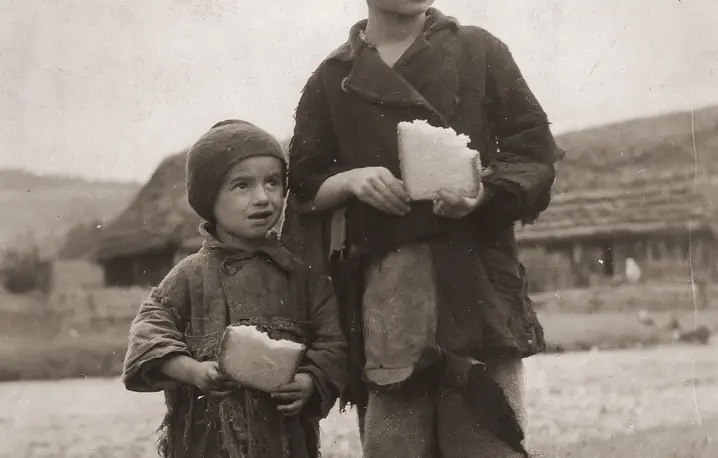 Dzieci ze wsi Sławsk (Śląsk Cieszyński), lata 1920 – 1939. fot. narodowe archiwum cyfrowe