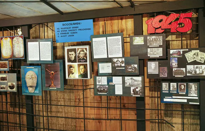 Wystawa „Błogosławieni męczennicy obozu Stutthof” zorganizowana w 2020 r. na terenie byłego niemieckiego nazistowskiego obozu koncentracyjnego Stutthof. Więźniem tego obozu był w 1940 r. ks. Stefan Wincenty Frelichowski fot. MONK PRESS/East News
