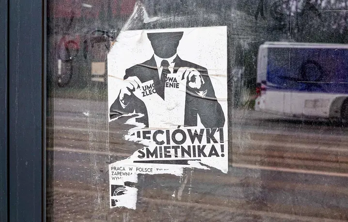 Plakat na jednej z ulic Łodzi, kwiecień 2025 r. Według danych GUS-u z września 2025 r. wyłącznie na umowach zlecenie lub pokrewnych pracowało w Polsce 1,5 mln osób. Liczba ta od kilku lat rośnie fot. Piotr Kamionka/REPORTER/East News