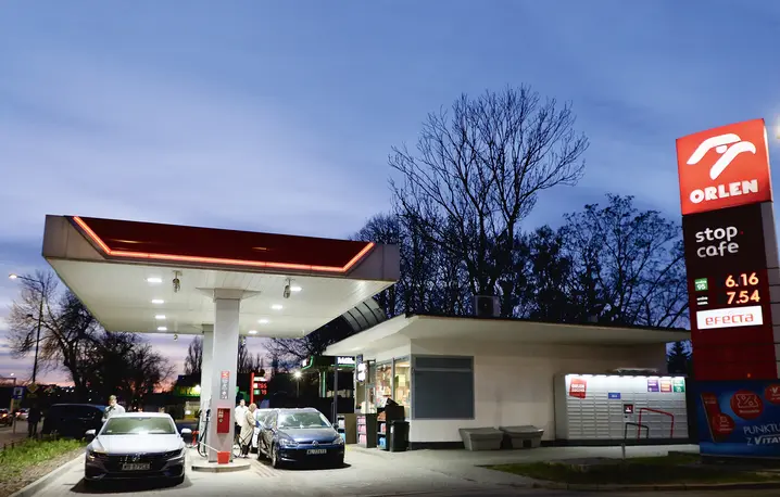 Tyle trzeba było zapłacić za paliwo 31 marca, już po wejściu w życie ustawy obniżającej ceny paliw fot. Dawid Wolski/ East News