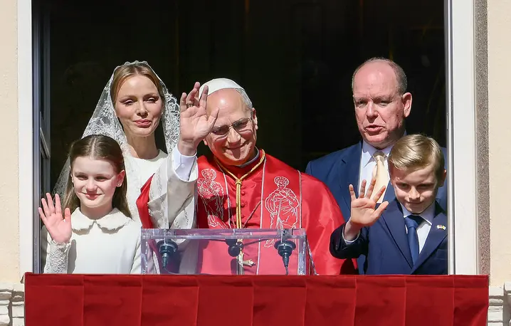Papież w towarzystwie księcia Alberta II, jego żony księżnej Charlene oraz dzieci: Gabrieli i Jakuba, 28 marca 2026 r. fot. VALERY HACHE/AFP/East News