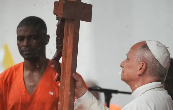 Papież Leon XIV z wizytą u osadzonych w więzieniu podczas swojej pielgrzymki do Afryki, Bata, Gwinea Równikowa, 22 kwietnia 2026 r. fot. Andrew Medichini/AP/East News