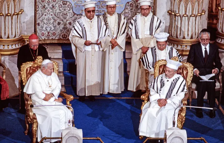 Historyczna wizyta Jana Pawła II w Synagodze Większej w Rzymie, 13 kwietnia 1986 r. Wtedy w Polsce nie wzbudziła ona jasno wyrażonego sprzeciwu fot. Edoardo Fornaciari/Getty Images
