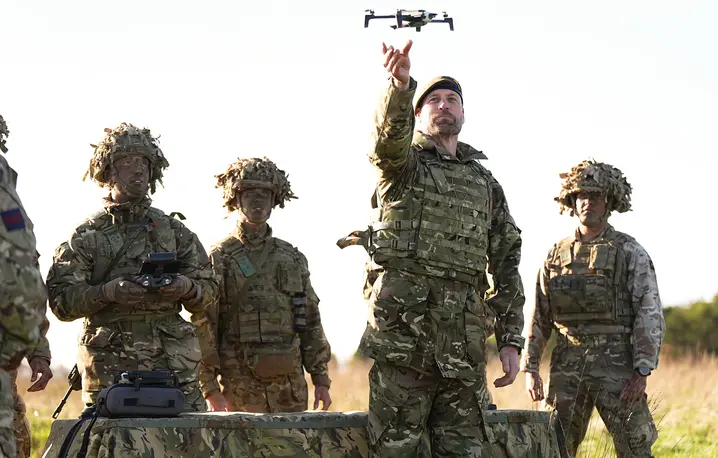 Książę William, następca brytyjskiego tronu, i pułkownik Gwardii Walijskiej oglądają pokaz nowego sprzętu w obozie Bulford, 18 marca 2026 r. Fot. Finnbarr Webster/Getty Images