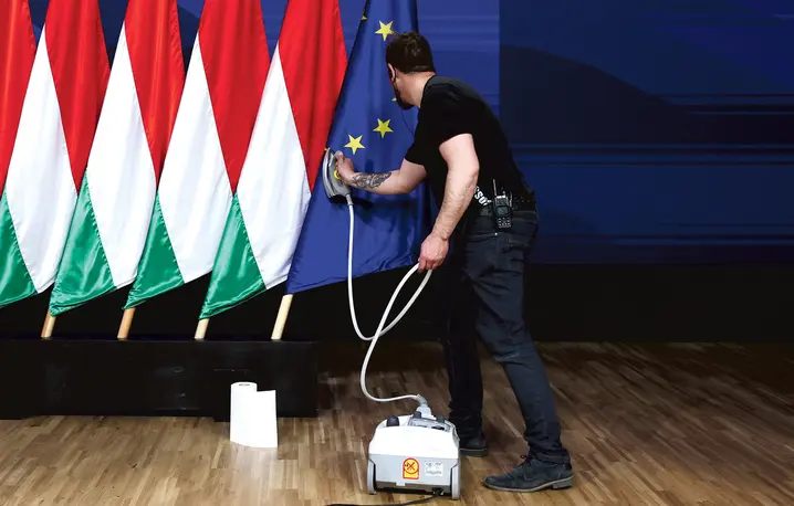 Przed konferencją prasową Pétera Magyara – lidera zwycięskiej partii Tisza, 13 kwietnia 2026 r. fot. Jakub Porzycki/NurPhoto/Getty Images