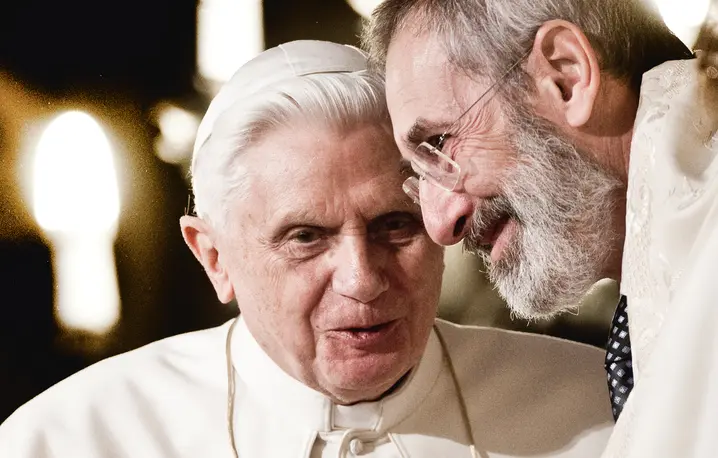 Benedykt XVI rozmawia z rabinem Riccardo di Segnim podczas wizyty w rzymskiej synagodze, 17 stycznia 2010 r. fot. Alessandra Benedetti/Corbis/Getty Images