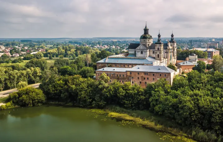 Narodowe Sanktuarium Matki Bożej Szkaplerznej w Berdyczowie bywa określane sercem Ukrainy | fot. Berimorkin/Adobe Stock