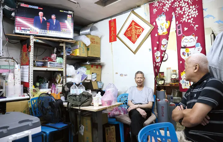 Klienci restauracji w Tajpeju, stolicy Tajwanu, śledzą relację ze spotkania Donalda Trumpa i Xi Jinpinga, 14 maja 2026 r. | fot. I-hwa Cheng/AFP/East News