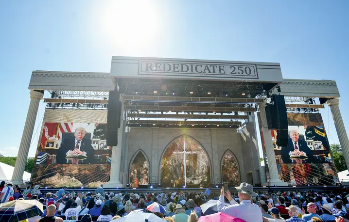Modlitwa na National Mall w Waszyngtonie podczas emisji nagranego przemówienia Donalda Trumpa. Religijno-patriotyczne zgromadzenie „Rededicate 250” zorganizowano w ramach obchodów 250-lecia niepodległości Stanów Zjednoczonych, USA, 17 maja 2026 r. | fot. Rod Lamkey/AP/East News