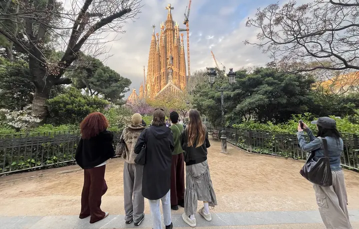 Sagrada Família górująca nad Barceloną. Po zamontowaniu krzyża na Wieży Jezusa świątynia ma 172,5 m wysokości i jest najwyższym kościołem na świecie | fot. Joan Valls/Getty Images