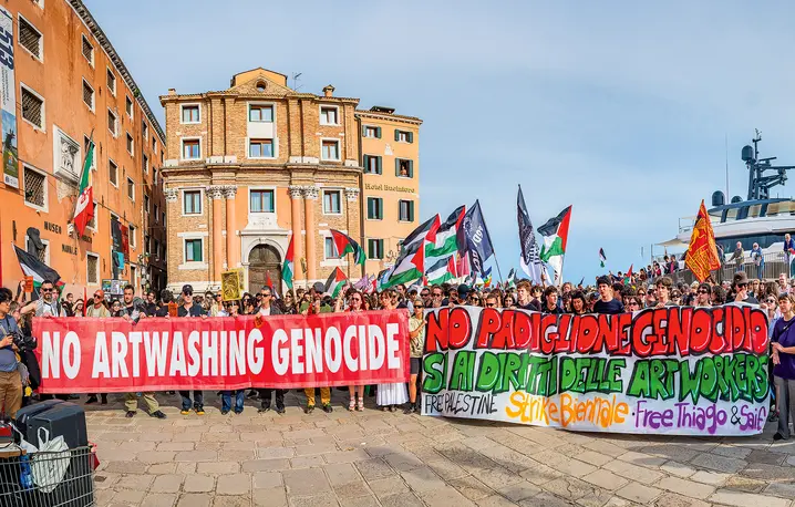 Manifestacja przeciwko „wybielaniu” wizerunku poprzez sztukę podczas otwarcia 61. Biennale w Wenecji. Aktywiści z koalicji Art Not Genocide Alliance (ANGA) sprzeciwiają się obecności pawilonów narodowych państw uwikłanych w konflikty zbrojne oraz wykorzystywaniu prestiżowych imprez kulturalnych do poprawy reputacji agresorów i korporacji. 61. Międzynarodowa Wystawa Sztuki – Biennale w Wenecji trwa do 22 listopada br. | fot. Simone Padovani/Getty Images