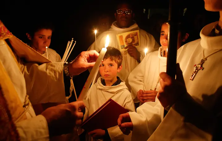 Liturgia Wigilii Paschalnej w Kościele Notre Dame du Travail w Paryżu: symbol przekazywania światła Chrystusa przypomina o misji każdego wierzącego, by być „światłością dla pogan”, 15 kwietnia 2017 r. | fot. Godong/Getty Images