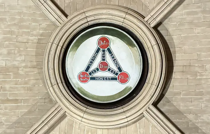 Detal sklepienia krzyżowo-żebrowego z Tarczą Trójcy Świętej (Scutum Fidei) – neogotycki element architektoniczny z wnętrza jednej z zabytkowych katedr w Dublinie, Irlandia. Okrągły medalion umieszczony w punkcie zbiegu profilowanych żeber sufitowych stanowi tradycyjny wizualny zapis dogmatu o Trójjedynym Bogu | fot. ks. Wojciech Nowicki