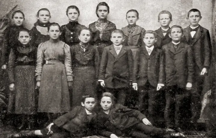 Uczestnicy strajku dzieci wrzesińskich, wśród nich (u góry pośrodku) Bronisława Śmidowicz | fot. Wikipedia