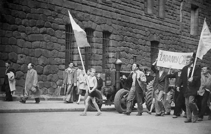 Pochód, który rozpoczął się od wyjścia na ulice pracowników Cegielskiego, bardzo szybko przekształcił się z demonstracji robotniczej w manifestację całego społeczeństwa | fot. Oddziałowe Archiwum Instytutu Pamięci Narodowej w Poznaniu