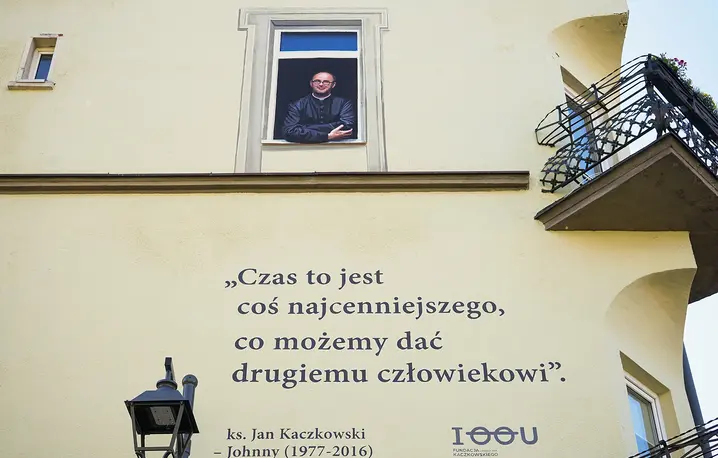 Mural w Sopocie upamiętniający twórcę hospicjum w Pucku, sierpień 2023 r. Ksiądz Jan Kaczkowski mówił o chorowaniu realistycznie i bez upiększania, a jednocześnie z empatią i zrozumieniem, jak ważna jest godność pacjenta | fot. Jakub Strzelczyk/East News