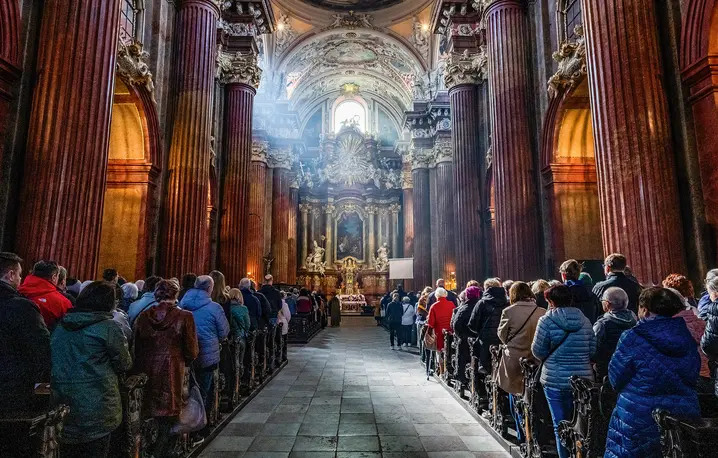 Reforma po Soborze Watykańskim II miała na celu zmianę sposobu uczestnictwa w liturgii – od strategii widza jak w teatrze po partycypację. Poznań, 8 marca 2026 r. | fot. Łukasz Gdak/East News