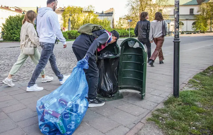 W gminach wiejskich brakuje punktów zwrotu opakowań kaucyjnych, w dużych miastach raczej nie ma z tym problemu – rekordzista w Krakowie odzyskał z kaucji ponad 1600 zł | fot. Beata Zawrzel/REPORTER