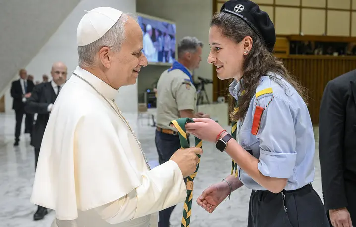 Papież Leon XIV spotyka się z europejską młodzieżą skautową. Kościół już od czasów Leona XIII podkreśla, że wychowanie młodych w duchu pokoju i solidarności jest fundamentem sprawiedliwego świata. Watykan, 1 czerwca 2026 r. | fot. VATICAN MEDIA/East News