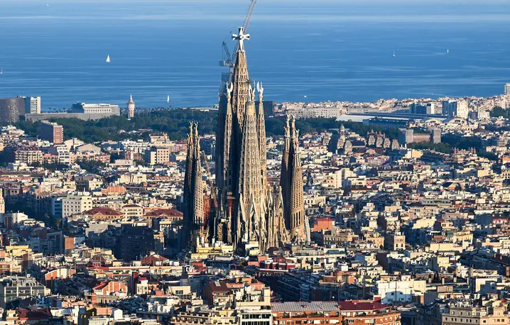 Bazylika Sagrada Família w Barcelonie na kilka dni przed wizytą Leona XIV. Budowa świątyni rozpoczęła się w 1882 roku. Mimo zamontowania krzyża na najwyższej z wież całość nie jest ukończona. Szacuje się, że pełne wykończenie detali rzeźbiarskich i wnętrza potrwa jeszcze kilka lat | fot. Cheng Min/Xinhua News/East News