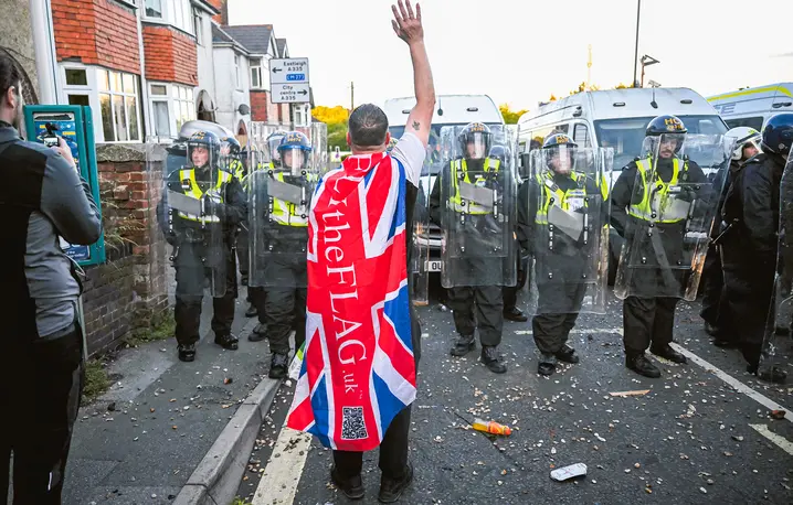 Demonstracja w Southampton, 2 czerwca 2026 r. Protestujący wyszli na ulice po opublikowaniu nagrań z kamer policjantów, pokazujących, że funkcjonariusze nie pomogli Henry'emu Nowakowi, który mówił, że został pchnięty nożem i nie może oddychać | fot. Justin Tallis/AFP/ East News