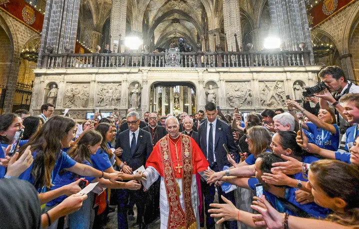 Papież Leon XIV witany przez wiernych w Katedrze Świętego Krzyża i św. Eulalii w Barcelonie, gdzie przewodniczył południowej modlitwie, 9 czerwca 2026 r. | Fot. VM/CPP/East News