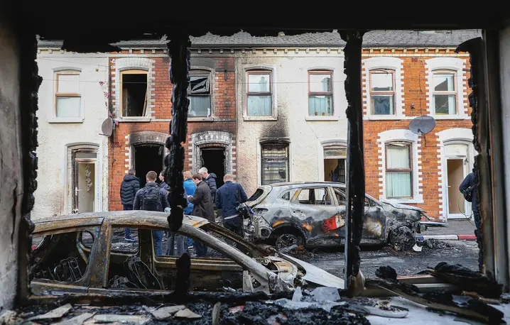 W Belfaście podczas antyimigranckich zamieszek płonęły m.in. sklepy należące do zagranicznych osiedleńców | fot. Paul Faith/AFP/East News