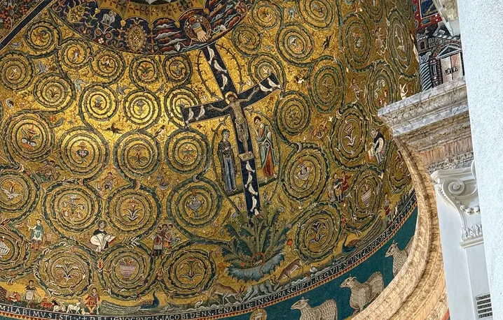 XII-wieczna mozaika w absydzie Bazyliki św. Klemensa w Rzymie przedstawia Chrystusa na krzyżu przypominającym rajskie drzewo, z którego wypływa życiodajna woda. W podziemiach świątyni znajdują się pozostałości wczesnochrześcijańskiego kościoła | fot. ks. Wojciech Nowicki