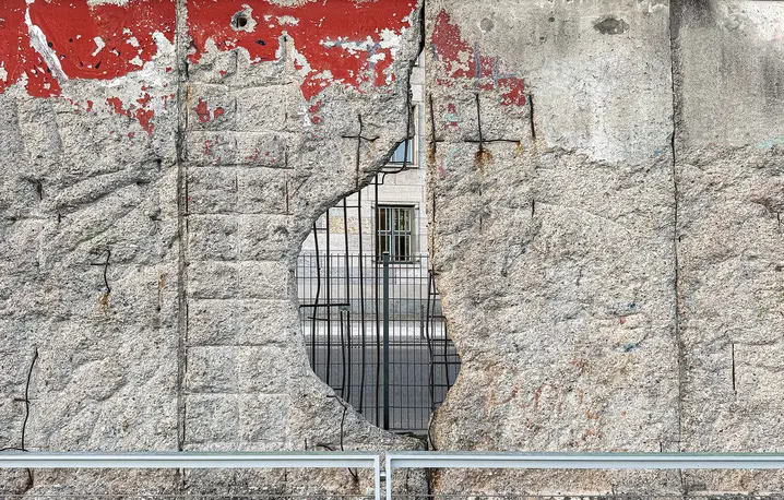 Fragment muru berlińskiego przy Niederkirchnerstraße, luty 2026 r. Jego upadek był symbolicznym końcem podziału w Europie na blok wschodni, będący strefą wpływów Związku Radziekiego, i zachodni, demokratyczny. Papież Leon XIV przestrzega przed wznoszeniem murów między ludźmi i państwami, niekoniecznie tych z kamienia | fot. ks. Wojciech Nowicki