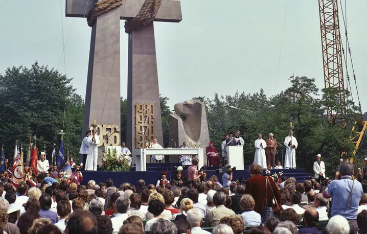 Uroczystość odsłonięcia pomnika Ofiar Poznańskiego Czerwca w 1981 r., dokładnie w 25. rocznicę wydarzeń czerwcowych fot. Wiesław M. Zieliński/East News
