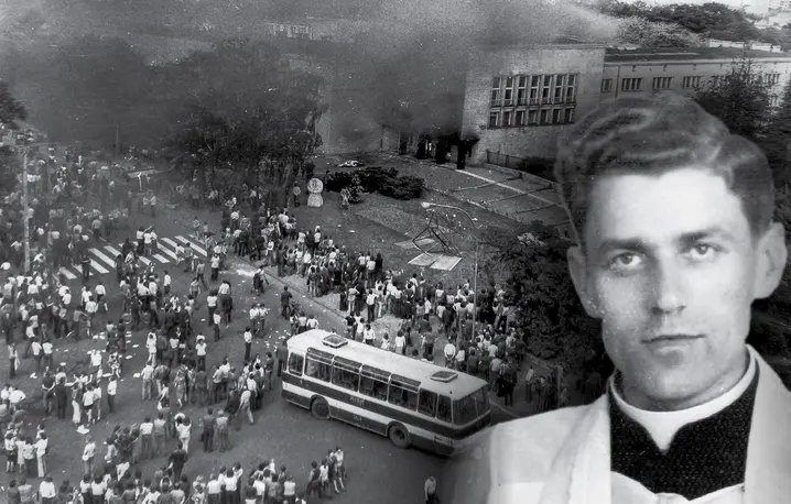 Protestujący robotnicy wokół podpalonego budynku KW PZPR w Radomiu, 25 czerwca 1976 roku. Ks. Roman Kotlarz solidaryzował się z brutalnie pacyfikowanym tłumem i zapłacił za to najwyższą cenę | fot. Wikipedia