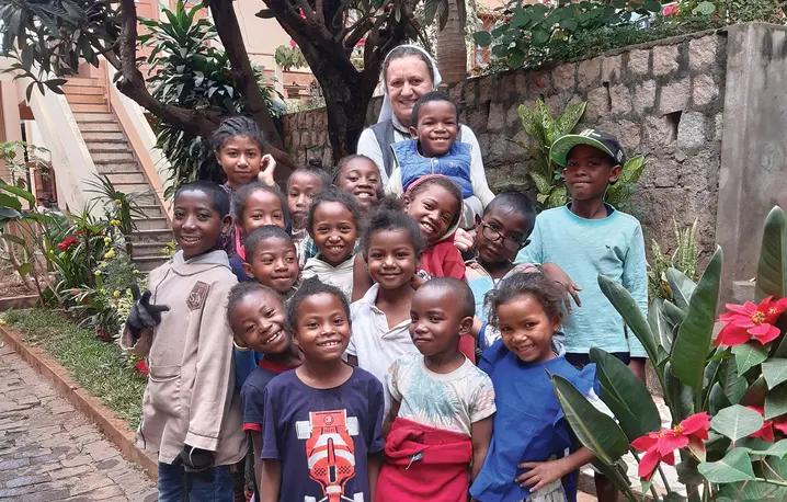 Siostra Władysława Piróg FMM z podopiecznymi „podwórkowej stołówki”, Madagaskar | fot. Materiały prasowe/SMZ KS
