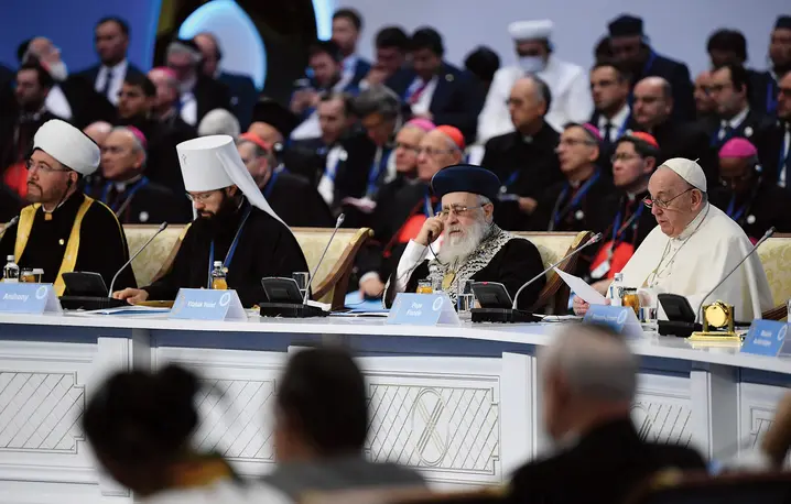 Papież Franciszek podczas pielgrzymki do Kazachstanu we wrześniu 2022 roku. Wziął tam udział w VII Kongresie Przywódców Światowych i Tradycyjnych Religii, a także spotkał się z miejscowymi katolikami, stanowiącymi 2 proc. kazachskiego społeczeństwa | fot. Filippo Monteforte/AFP/East News