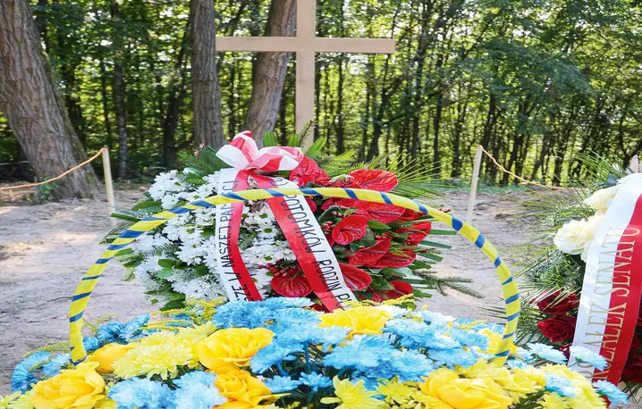 Uroczysty pogrzeb polskich ofiar rzezi wołyńskiej na terenie nieistniejącej już dziś wsi Puźniki w obwodzie tarnopolskim na Ukrainie, 6 września 2025 r. Wcześniej, w kwietniu, polsko-ukraiński zespół badaczy ekshumował szczątki 42 osób zamordowanych przez UPA podczas ataku na wieś w nocy z 12 na 13 lutego 1945 r. Były to pierwsze ekshumacje od czasu wydania w 2017 r. przez Ukraiński Instytut Pamięci Narodowej zakazu prowadzenia prac poszukiwawczych | Fot. Wojciech Olkuśnik/East News