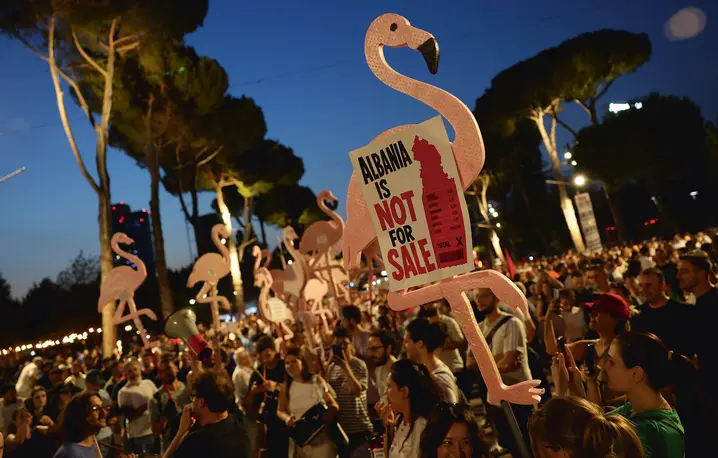 Protest na ulicach Tirany, 27 czerwca 2026 r. Albania nie na przedaż – to hasło bardzo często wznoszone przez demonstrantów | fot. Adnan Beci/AFP/East News