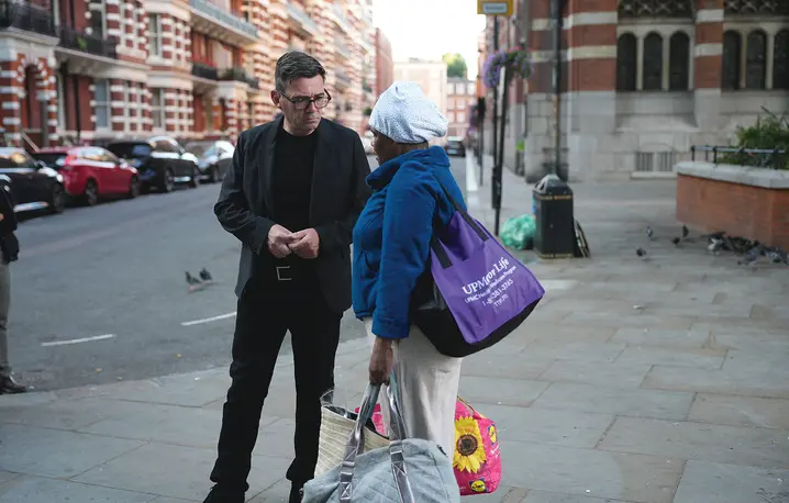 Andy Burnham rozmawia z Hubarem, osobą w kryzysie bezdomności, podczas spotkania z bezdomnymi na ulicy w towarzystwie pracowników londyńskiej organizacji charytatywnej The Passage, poniedziałek 20 lipca 2026 r. | fot. Christopher Furlong/Associated Press/East News