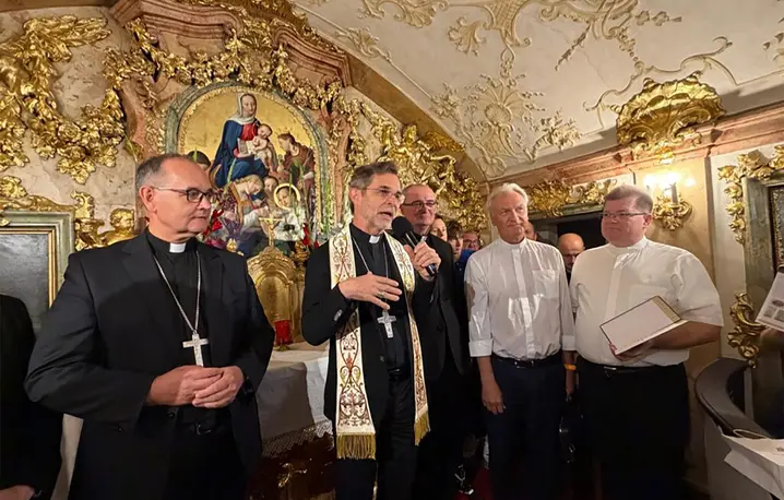 Inauguracja pielgrzymki odbyła się w kaplicy św. Stanisława Kostki przy Kurrentgasse 2, w domu, w którym mieszkał święty podczas pobytu w Wiedniu. Pielgrzymów pobłogosławił metropolita wiedeński abp Josef Grünwidl | fot. Materiały prasowe/kostka300.pl