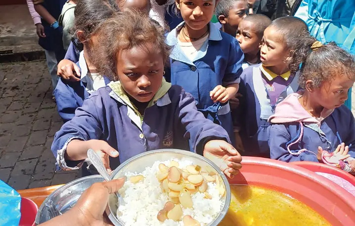 Wydawanie posiłków w „podwórkowej stołówce” sióstr franciszkanek w Antananarywie na Madagaskarze | fot. Materiały prasowe/SMZ KS