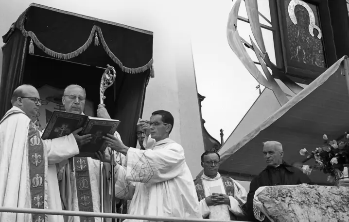 Prymas Polski kard. Stefan Wyszyński w otoczeniu paulinów na Jasnej Górze podczas odnowienia Jasnogórskich Ślubów Narodu Polskiego, 26 sierpnia 1966 r. | Fot. NAC