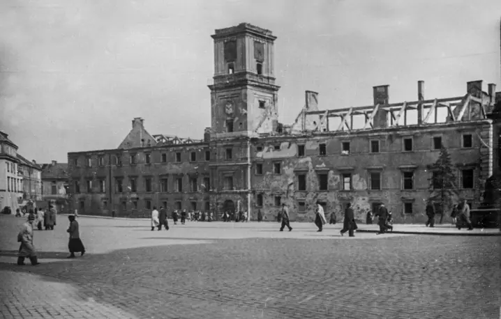 Zamek Królewski w Warszawie spłonął 17 września 1939 r. w wyniku niemieckiego ostrzału artyleryjskiego, później został ograbiony, a w 1944 doszczętnie zniszczony | Fot. Narodowe Archiwum Cyfrowe