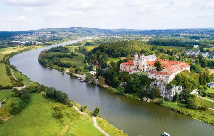 Widok z powietrza na Opactwo Benedyktynów w Tyńcu nad Wisłą. Zabytkowy klasztor na wapiennym wzgórzu | fot. Jacek/Adobe Stock
