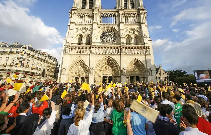 Tłum wiernych wiwatujący na cześć Benedykta XVI przed Katedrą Notre Dame podczas jego wizyty apostolskiej we Francji. 12 września 2008 r. | fot. Godong/UIG/East News