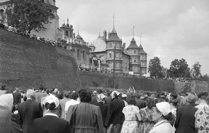 Stragany z pamiątkami pod murami klasztoru, Częstochowa, 1956 r. | fot. Akg-images/Erich Lessing/East News