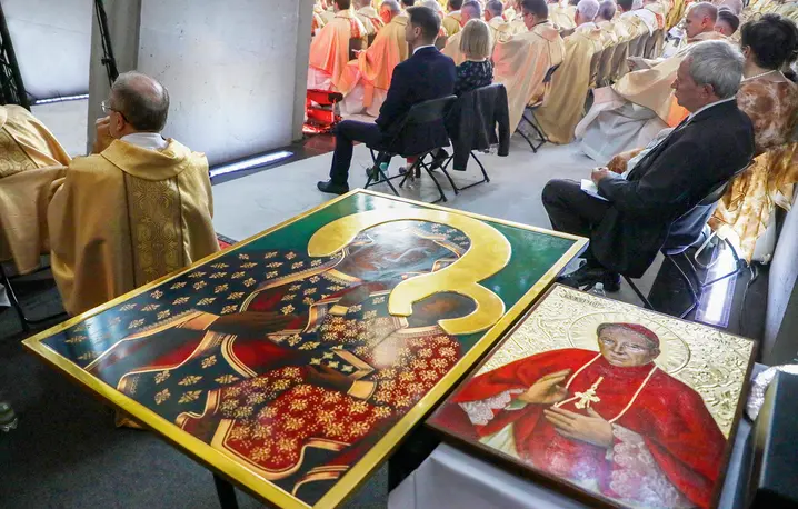 Wizerunek Matki Bożej Częstochowskiej – symbol polskiej tożsamości – w towarzystwie wizerunku bł. kard. Stefana Wyszyńskiego, wielkiego czciciela Madonny z Jasnej Góry. Uroczystości beatyfikacyjne w Świątyni Opatrzności Bożej w Warszawie, 12 września 2021 r. | Fot. Jakub Kaminski/East News